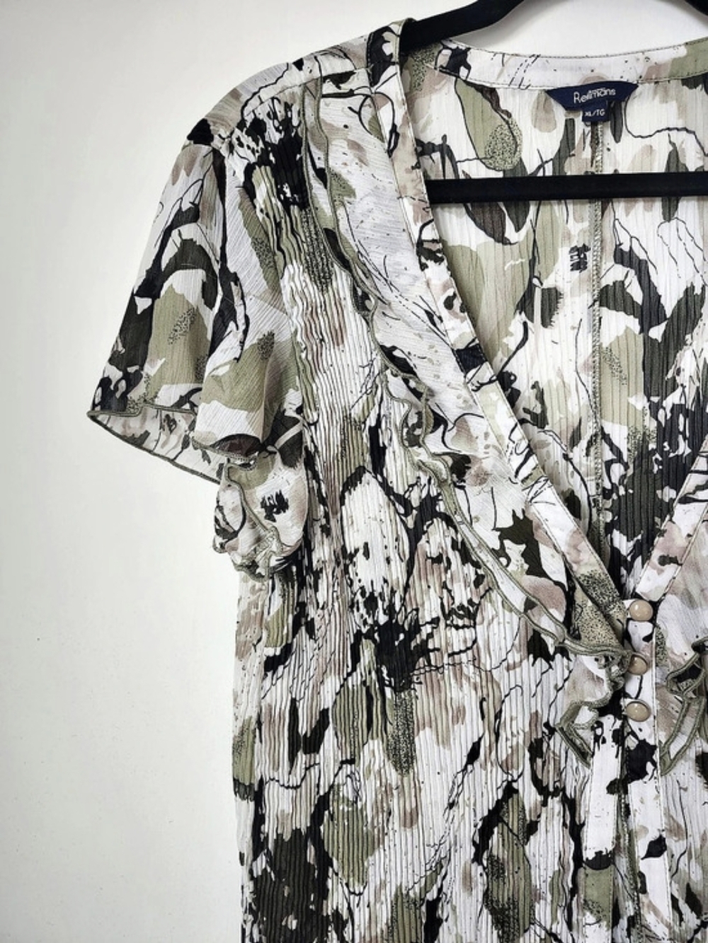 Green & Whitr Abstract Short Sleeve Blouse - Picture 6 of 8